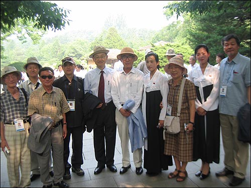 만경대 생가에서 신경림, 백낙청, 고은 선생등과 안내원들이 함께 사진을 찍었다. 